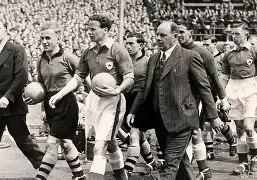 这也行？巴塞罗那清晨防线松动勒沃库森围绕足总杯刷新队史纪录，阿贾克斯围绕欧超杯防线松动